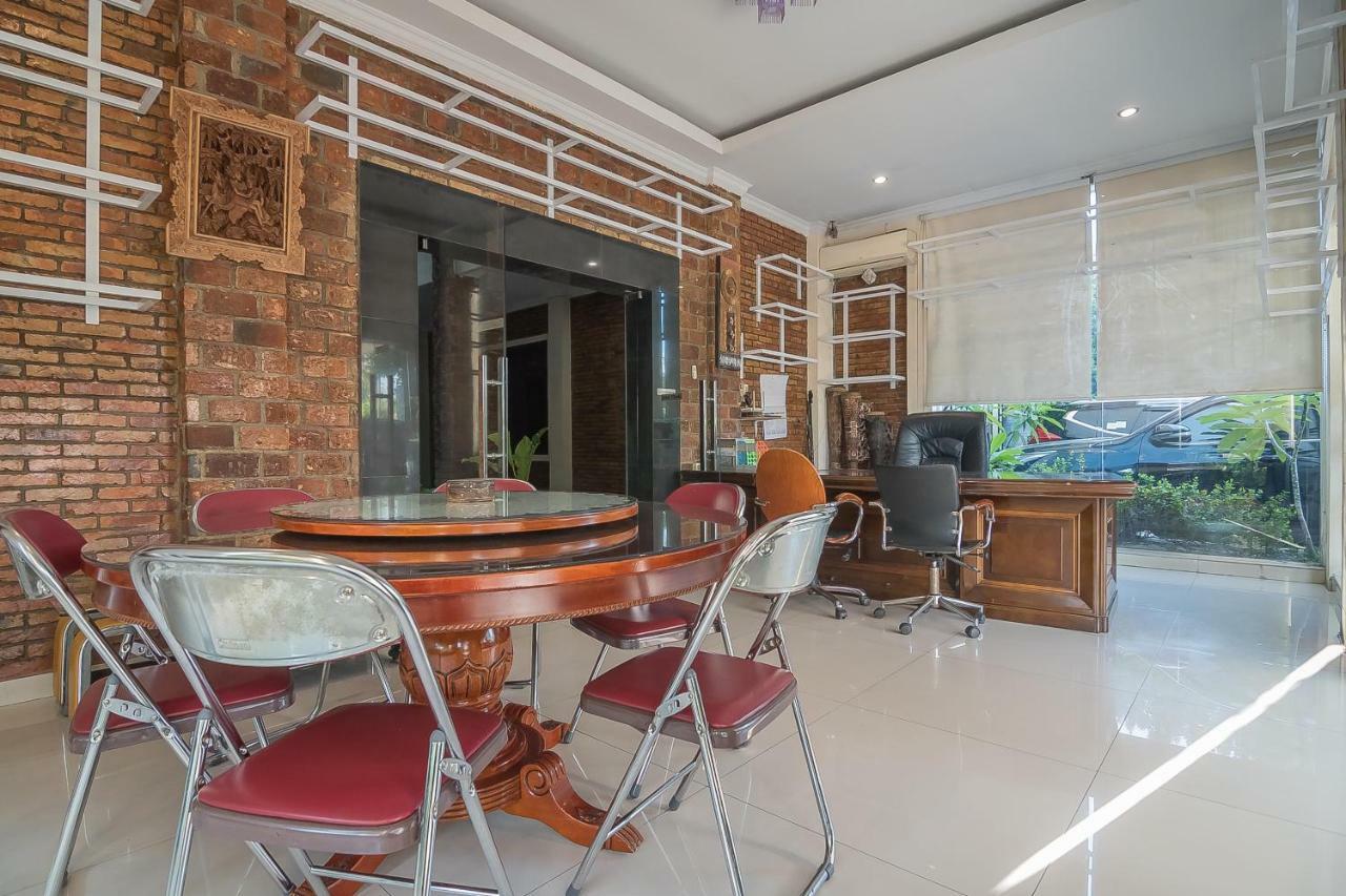 Reddoorz Plus Near Cambridge City Square 2 Medan Bagian luar foto